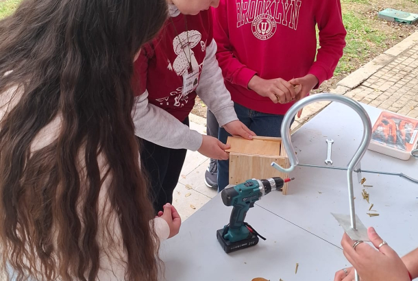 Construcción de cajas nido por participantes de la Asociación Socioeducativa Nuestra Señora de la Candelaria.